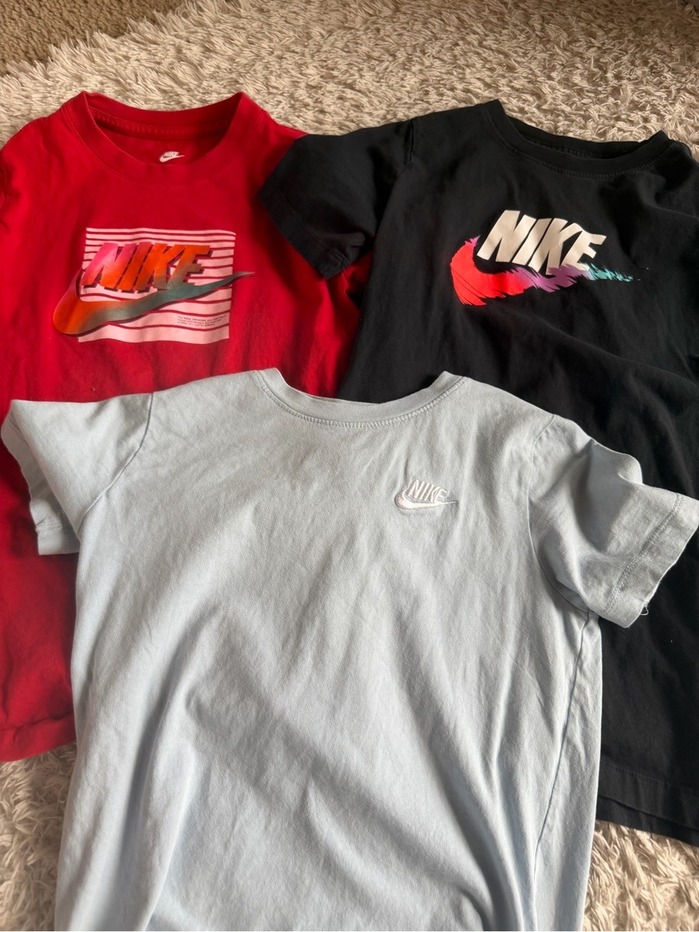 Nike Kids Short Sleeve Graphic Tees in Red, Black & Light Blue